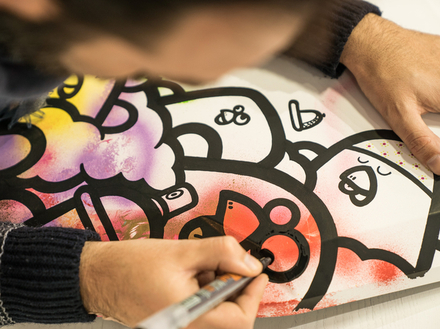 Présent les 14, 15 et 16 décembre, le fondateur du collectif Birdy Kids customisera en direct plusieurs panneaux de moteurs. Les visiteurs pourront gagner les panneaux uniques créés par PEC grâce à un jeu concours. Présent les 14, 15 et 16 décembre, le fondateur du collectif Birdy Kids customisera en direct plusieurs panneaux de moteurs. Les visiteurs pourront gagner les panneaux uniques créés par PEC grâce à un jeu concours.