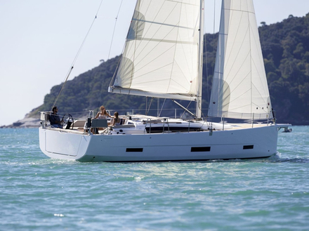 Montée en gamme pour le Dufour 390 Grand Large avec plus d'espace à bord et un souci du détail. A découvrir dans le hall 1 du Nautic. Montée en gamme pour le Dufour 390 Grand Large avec plus d'espace à bord et un souci du détail. A découvrir dans le hall 1 du Nautic.