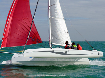 Signé VPLP, l'Astus 20.5 est un trimaran repliable et facile à transporter, disponible en plusieurs versions.  Signé VPLP, l'Astus 20.5 est un trimaran repliable et facile à transporter, disponible en plusieurs versions.