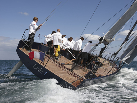 Le Code 1 Foiler a été développé par le chantier Black Pepper sur la base du Code 1 standard. A bord des foils en carbone sont prévus, proches de ceux que l'on retrouve sur les monocoques 60 pieds de la course au large.