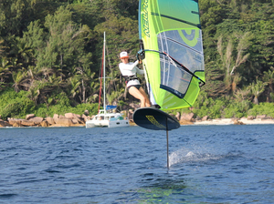 Sur le Nautic, Sunsail accueille Clarisse Crémer et Charline Picon
