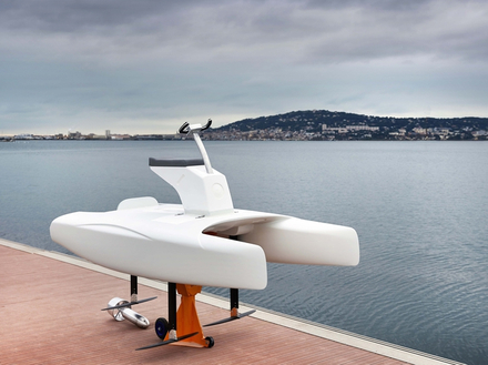 Avec ses foils rétractables, son faible encombrement et son poids relativement léger, il s'adapte à de nombreux usages, tout en respectant l'environnement marin. Avec ses foils rétractables, son faible encombrement et son poids relativement léger, il s'adapte à de nombreux usages, tout en respectant l'environnement marin.