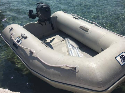 Notre annexe : pas assez motorisée pour affronter le Meltem, puissant en août dans les Cyclades... Les débarquements sont sportifs !