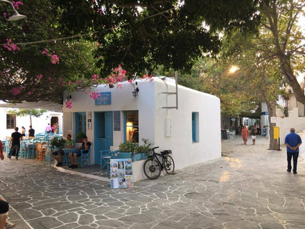 Visiter les Cyclades, c'est faire une pause hors du temps, et apprendre... à prendre le temps. Ici une charmante petite place sur l'île de Folégandros, notre coup de coeur !