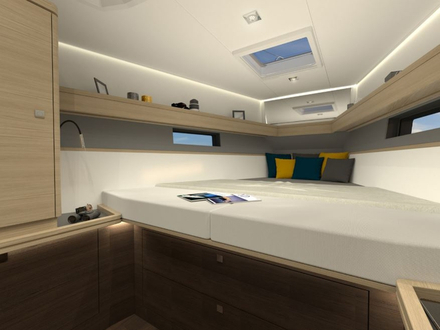 L'intérieur du voilier monte encore en gamme avec un design signé Isabelle Racoupeau.  L'intérieur du voilier monte encore en gamme avec un design signé Isabelle Racoupeau.