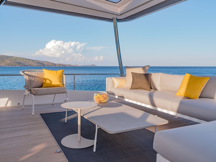 Les plus beaux tissus d'ameublement de qualité supérieure conçus pour une utilisation terrestre en intérieur, ne résistent pas aux conditions particulières que l'on rencontre sur un bateau. Les plus beaux tissus d'ameublement de qualité supérieure conçus pour une utilisation terrestre en intérieur, ne résistent pas aux conditions particulières que l'on rencontre sur un bateau.