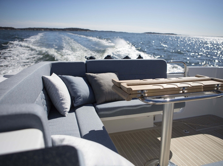 Sunbrella utilise exclusivement des tissus tiss&eacute;s &agrave; partir de fibres acryliques teint&eacute;es dans la masse et mis au point dans leur d&eacute;partement R&D. 