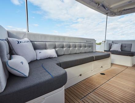 Ces tissus sont élaborés pour habiller et protéger l'intérieur et l'extérieur des bateaux. Ils peuvent également être utilisés pour les tauds, les capotes, les fermetures arrière... Nautisme Article