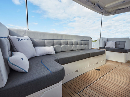 Ces tissus sont élaborés pour habiller et protéger l'intérieur et l'extérieur des bateaux. Ils peuvent également être utilisés pour les tauds, les capotes, les fermetures arrière... Nautisme Article