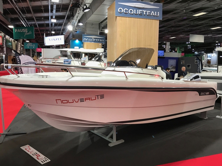 L'Ocqueteau Abaco 650 open à motorisation hors-bord affiche une carène affutée et un style moderne, avec un important espace de circulation à bord et une console centrale.