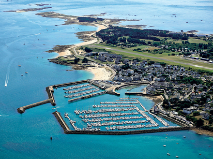 Le réaménagement global de Port-Haliguen Quiberon a débuté à l'automne 2017 et s'est poursuivi en 2018 avec la réalisation d'épis déflecteurs, la création d'un bassin à flot... Nautisme Article
