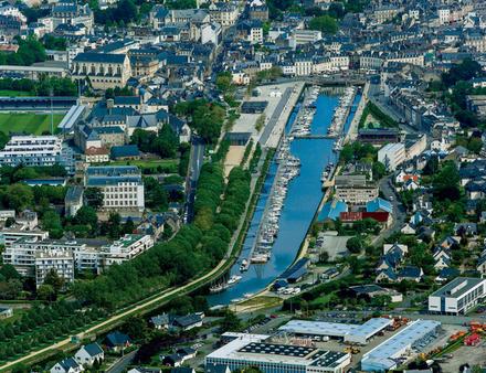 D'autres investissements ont aussi été consacrés à d'importants travaux pour améliorer la qualité de tous les ports, notamment à Vannes (renouvellement de pontons). Nautisme Article