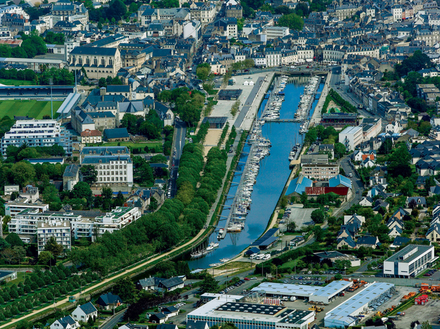 D'autres investissements ont aussi été consacrés à d'importants travaux pour améliorer la qualité de tous les ports, notamment à Vannes (renouvellement de pontons). Nautisme Article
