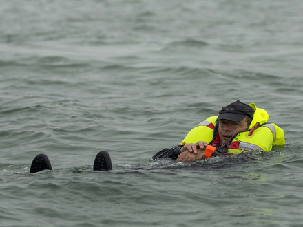 En cas d'urgence, le plaisancier transmet des alertes géolocalisées par simple pression sur le bouton du DIAL ou en cas de franchissement d'un périmètre prédéfini par l'utilisateur.