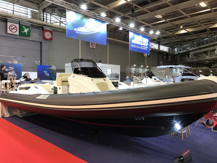 Le Clubman 30 accueille deux hors-bord de 400 chevaux, confirmant ainsi son image de bateau sportif. Son tarif officiel sera communiqu&eacute; sur le Nautic.