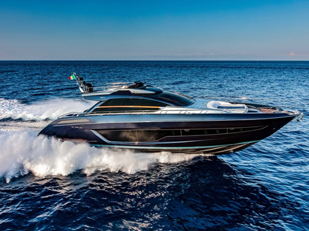Ce nouveau motor-yacht Riva combine design, luxe et sportivité avec deux moteurs Man de 1 550 chevaux. Ce nouveau motor-yacht Riva combine design, luxe et sportivité avec deux moteurs Man de 1 550 chevaux.
