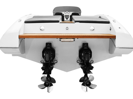 Le Frauscher sera motorisé par deux moteurs inboard diesel ou essence d'une puissance maximale de 2 x 430 ch.