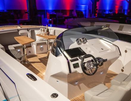 Doté d'une étrave droite et d'un cockpit profond, ce day-boat est prévu pour 10 passagers maximum et dispose d'une console centrale moderne, d'une jolie finition en teck et d'un grand salon avant avec tables amovibles. Nautisme Article
