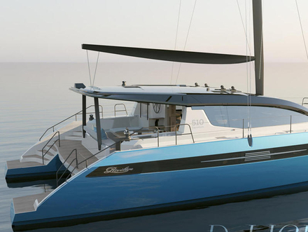 L'ensemble du gr&eacute;ement est con&ccedil;u uniquement avec des mat&eacute;riaux hautes performances : un m&acirc;t carbone, une b&ocirc;me all&eacute;g&eacute;e carbone, un gr&eacute;ement dormant en kevlar et des voiles &agrave; membrane.