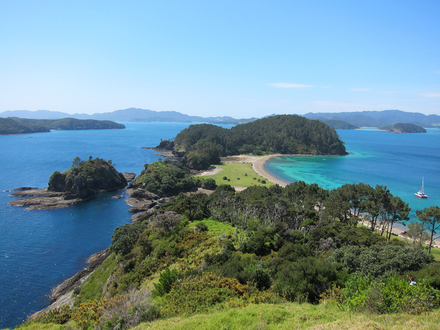 Roberton Island est réputée pour ses deux lagons d'une beauté époustouflante dans la baie Twin Lagoons.