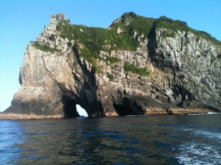 Le célèbre Hole in The Rock, sur Piercy Island, une cavité dans une formation rocheuse que l'on peut traverser lorsque la météo le permet.