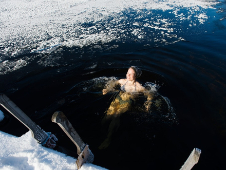 Les Finlandais n'ont pas froid aux yeux. Se jeter dans une eau glacée, depuis un trou pratiqué dans la banquise ou simplement en mer, est le rituel de nombreux habitants.
