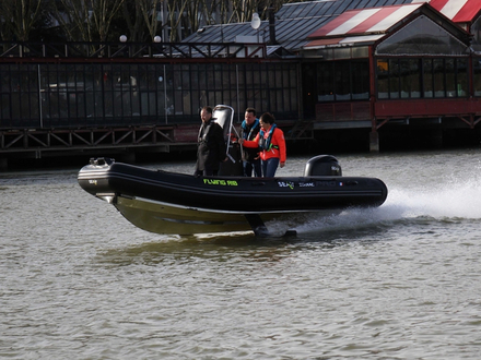 Equipé de foils rétractables en carbone, le Flying Rib vole à près de 30 centimètres au dessus de l'eau. Une sensation incroyable ! 