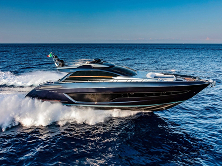 Le nouveau 66' Ribelle se veut rac&eacute; et moderne tout en perp&eacute;tuant l'esprit Riva gr&acirc;ce notamment &agrave; l'insertion d'acajou et de pi&egrave;ces en acier. Magnifique ! 