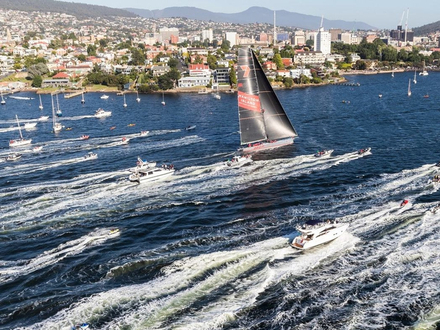 Vendredi matin, Wild Oats XI a réussi à devancer son plus proche concurrent pour couper le premier la ligne d'arrivée fixée à Hobart après une course de 628 milles.