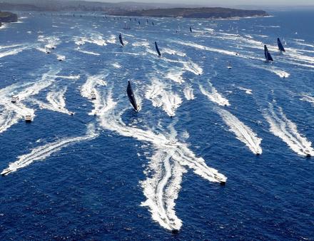 Jeudi, la flotte a rendu un poignant hommage aux victimes de la tragédie de 1998. Une minute de silence a été observée et un message de commémoration lu en public. Nautisme Article