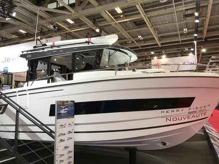 Remplacant le MF 875, il surprend d'entrée avec son style épuré et son dessin coque bien éloigné des premiers Merry Fisher. Remplacant le MF 875, il surprend d'entrée avec son style épuré et son dessin coque bien éloigné des premiers Merry Fisher.