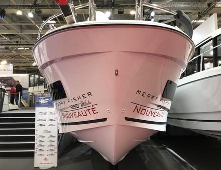 Côté puissance, le Jeanneau s'éloigne encore un peu plus du « pêche-promenade à la papa » car il est homologué pour recevoir deux puissants moteurs hors-bord de 250 chevaux. Nautisme Article
