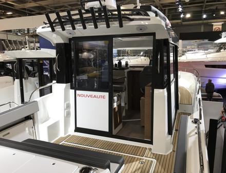 On notera son pare-brise inversé, sa timonerie bien fermée, son cockpit profond et son intérieur parfois austère (boiseries et selleries noires). Nautisme Article