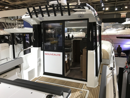 On notera son pare-brise inversé, sa timonerie bien fermée, son cockpit profond et son intérieur parfois austère (boiseries et selleries noires). On notera son pare-brise inversé, sa timonerie bien fermée, son cockpit profond et son intérieur parfois austère (boiseries et selleries noires).