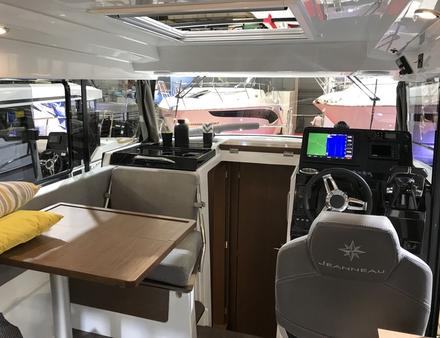 Parmi les originalités du bateau à moteur, on notera une porte latérale côté poste de pilotage, une porte de coupée ou encore une banquette arrière coulissante avec un haut dossier. Nautisme Article