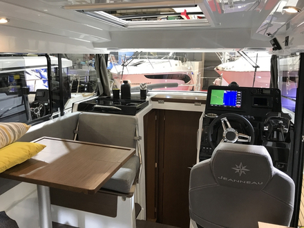 Parmi les originalités du bateau à moteur, on notera une porte latérale côté poste de pilotage, une porte de coupée ou encore une banquette arrière coulissante avec un haut dossier. Parmi les originalités du bateau à moteur, on notera une porte latérale côté poste de pilotage, une porte de coupée ou encore une banquette arrière coulissante avec un haut dossier.