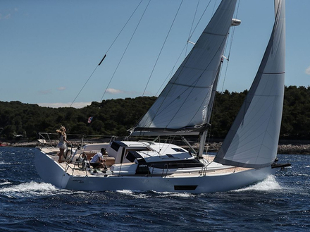 Dans les années 70, le chantier lance ses premiers voiliers et connaît un succès rapide avec quelques 10 000 unités produites les années suivantes. Dans les années 70, le chantier lance ses premiers voiliers et connaît un succès rapide avec quelques 10 000 unités produites les années suivantes.