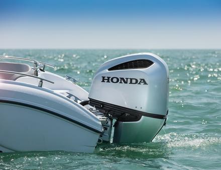 Les V6 sont déclinés en quatre puissances, 175, 200, 225 et 250 chevaux, et disponibles en commandes électriques. Nautisme Article