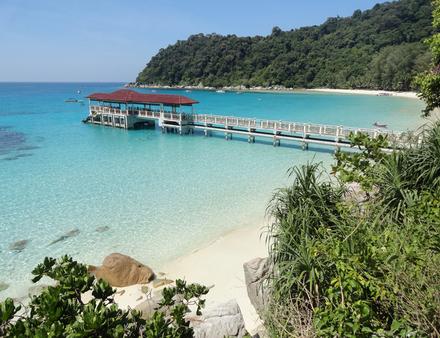 Les Îles Perhentian se trouvent à 20 km au nord-est de la péninsule, en Mer de Chine méridionale. Au bord des plages, l'eau est peu profonde et les raies, seiches et poissons-perroquets y sont nombreux. Nautisme Article