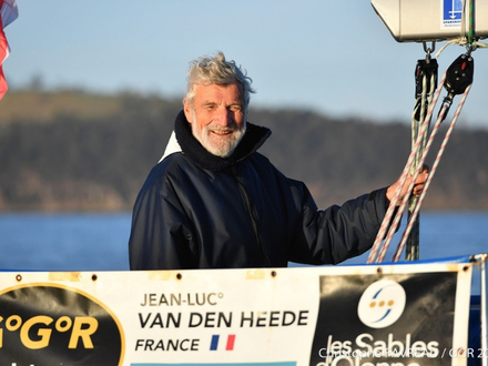 En tête, l'inoxydable VDH tient toujours la corde malgré un gréement fragilisé qui l'oblige à ménager sa monture et des conditions météo qui tendent à favoriser un retour de Mark Slats. En tête, l'inoxydable VDH tient toujours la corde malgré un gréement fragilisé qui l'oblige à ménager sa monture et des conditions météo qui tendent à favoriser un retour de Mark Slats.