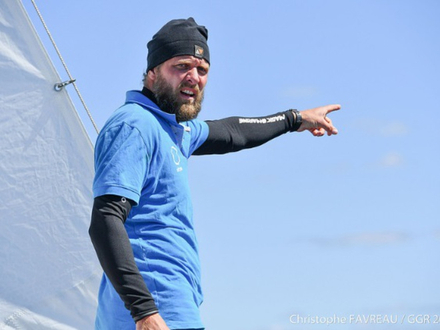 Qui de VDH ou de Mark Slats franchira en vainqueur la ligne d'arrivée devant la bouée Nouch Sud, terme de ce tour du monde en solitaire ? L'écart entre les deux est encore de 300 milles soit environ 2 jours de navigation. Nautisme Article