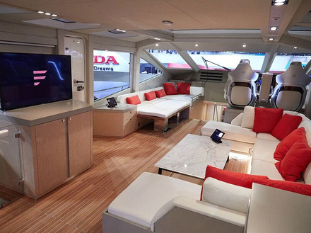 On retrouve à bord un concierge virtuel qui peut commander de la nourriture, donner la météo ou encore choisir une playlist selon le moment de la journée. On retrouve à bord un concierge virtuel qui peut commander de la nourriture, donner la météo ou encore choisir une playlist selon le moment de la journée.