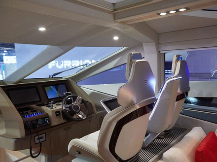 Ce bateau abrite le meilleur de la technologie Furrion avec de l'électronique audiovisuelle, des appareils connectés de cuisine et des systèmes d'observation et de surveillance par caméra. Ce bateau abrite le meilleur de la technologie Furrion avec de l'électronique audiovisuelle, des appareils connectés de cuisine et des systèmes d'observation et de surveillance par caméra.