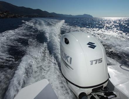 A l'image des autres moteurs hors-bord de la gamme Suzuki, le DF175A est disponible en blanc. Nautisme Article
