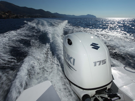 A l'image des autres moteurs hors-bord de la gamme Suzuki, le DF175A est disponible en blanc. A l'image des autres moteurs hors-bord de la gamme Suzuki, le DF175A est disponible en blanc.