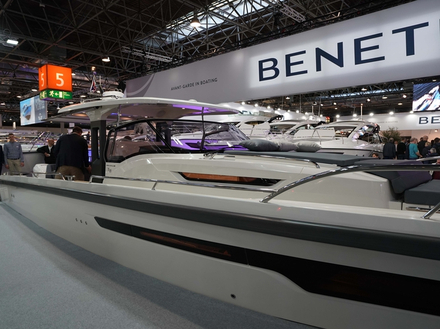 Long de 12,50 mètres, il offre suffisamment d'espace à bord pour 12 personnes. Long de 12,50 mètres, il offre suffisamment d'espace à bord pour 12 personnes.