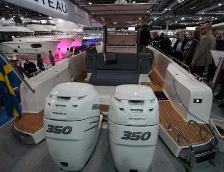 En standard, le T11 peut atteindre les 40 nds, et même 50 nds avec un moteur supplémentaire. Il peut également être équipé en inboard. Nautisme Article