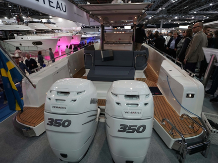 En standard, le T11 peut atteindre les 40 nds, et même 50 nds avec un moteur supplémentaire. Il peut également être équipé en inboard. En standard, le T11 peut atteindre les 40 nds, et même 50 nds avec un moteur supplémentaire. Il peut également être équipé en inboard.