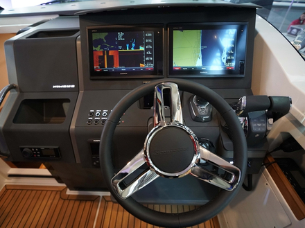 Le cockpit est parfaitement agencé à la manière des Nimbus, avec des compartiments de rangement supplémentaires et de la place pour trois personnes assises dans le sens de la marche. Le cockpit est parfaitement agencé à la manière des Nimbus, avec des compartiments de rangement supplémentaires et de la place pour trois personnes assises dans le sens de la marche.