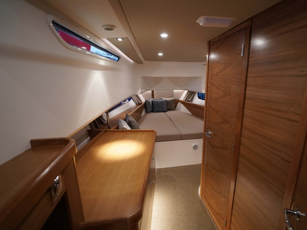 Sous le pont se trouvent deux cabines séparées pouvant accueillir deux couples ou une famille de quatre personnes, ainsi qu'une salle de bain spacieuse avec toilette et douche. Sous le pont se trouvent deux cabines séparées pouvant accueillir deux couples ou une famille de quatre personnes, ainsi qu'une salle de bain spacieuse avec toilette et douche.